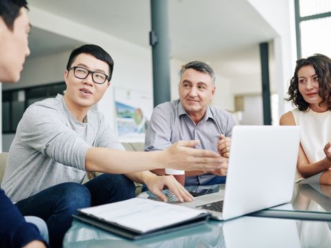 Gruppe vor Laptop
