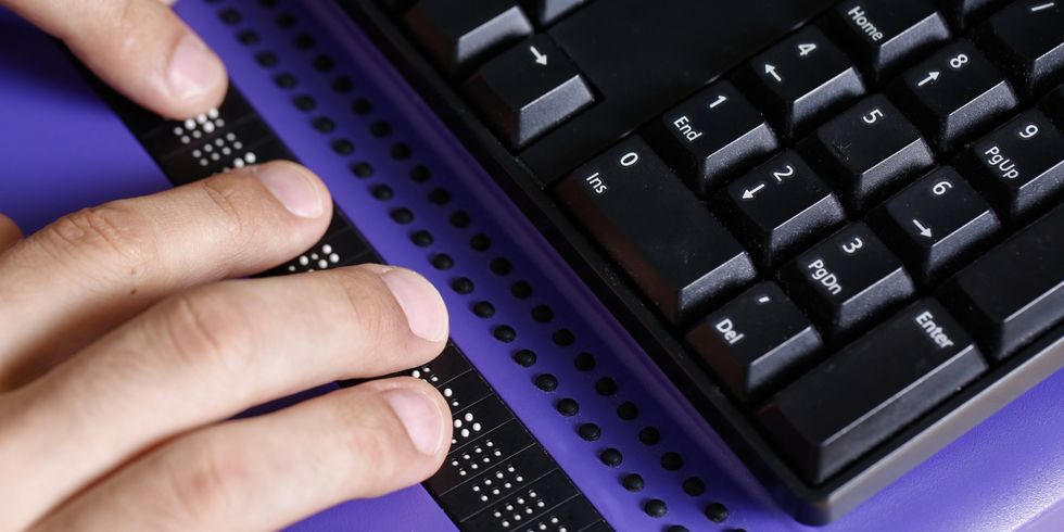 Hände auf Braillezeile