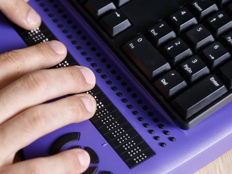 Hände auf Braillezeile