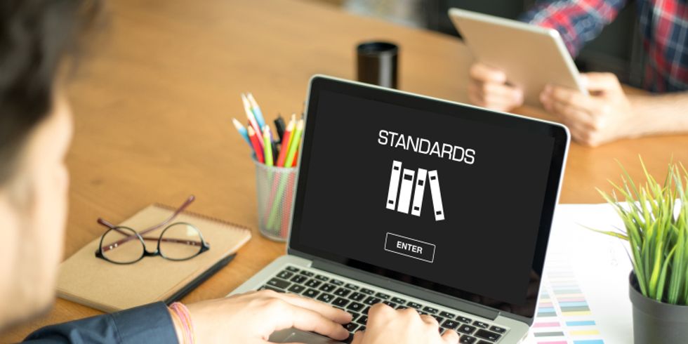 Standards, Computerarbeit, Frau am Laptop, Büro