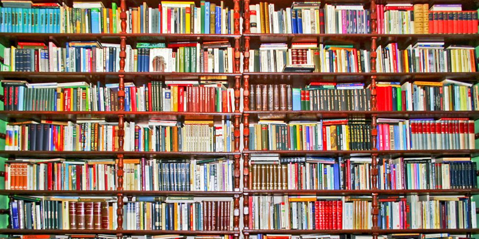 Großes Bücherregal, welches die ganze Wand bedeckt