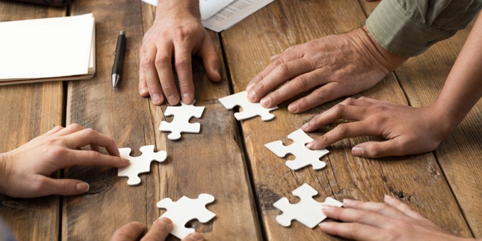 Hände Puzzelteile Tisch