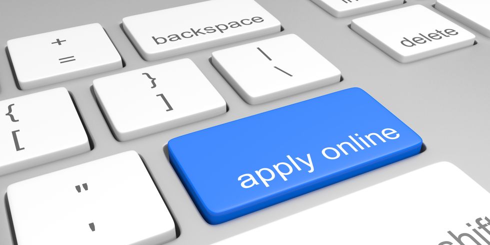 Ausschnitt von einer Computertastatur mit einer blauen Taste mit der Aufschrift "apply online" 