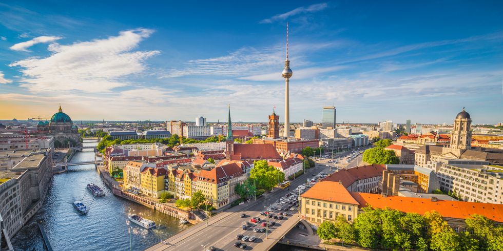 Berlin-Skyline-Panorama mit Spree Fluss bei Sonnenuntergang