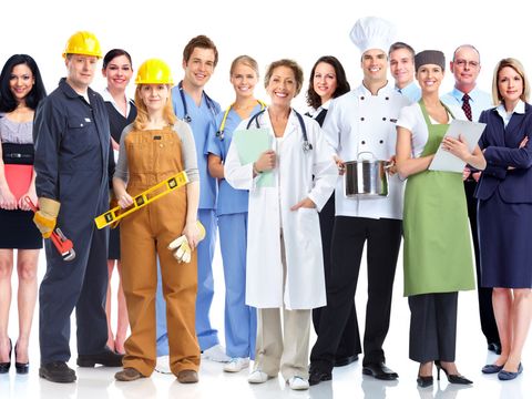 Eine Gruppe von Menschen in unterschiedlichen Berufsbekleidungen
