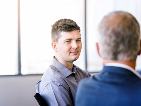 Azubi im Gespräch im Büro