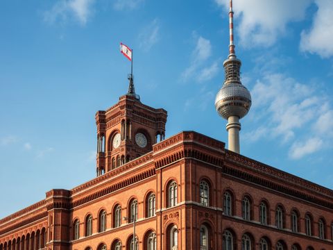 Rotes Rathaus mit Fernsehturm