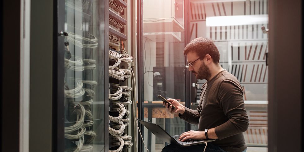Informatiker im Serverraum